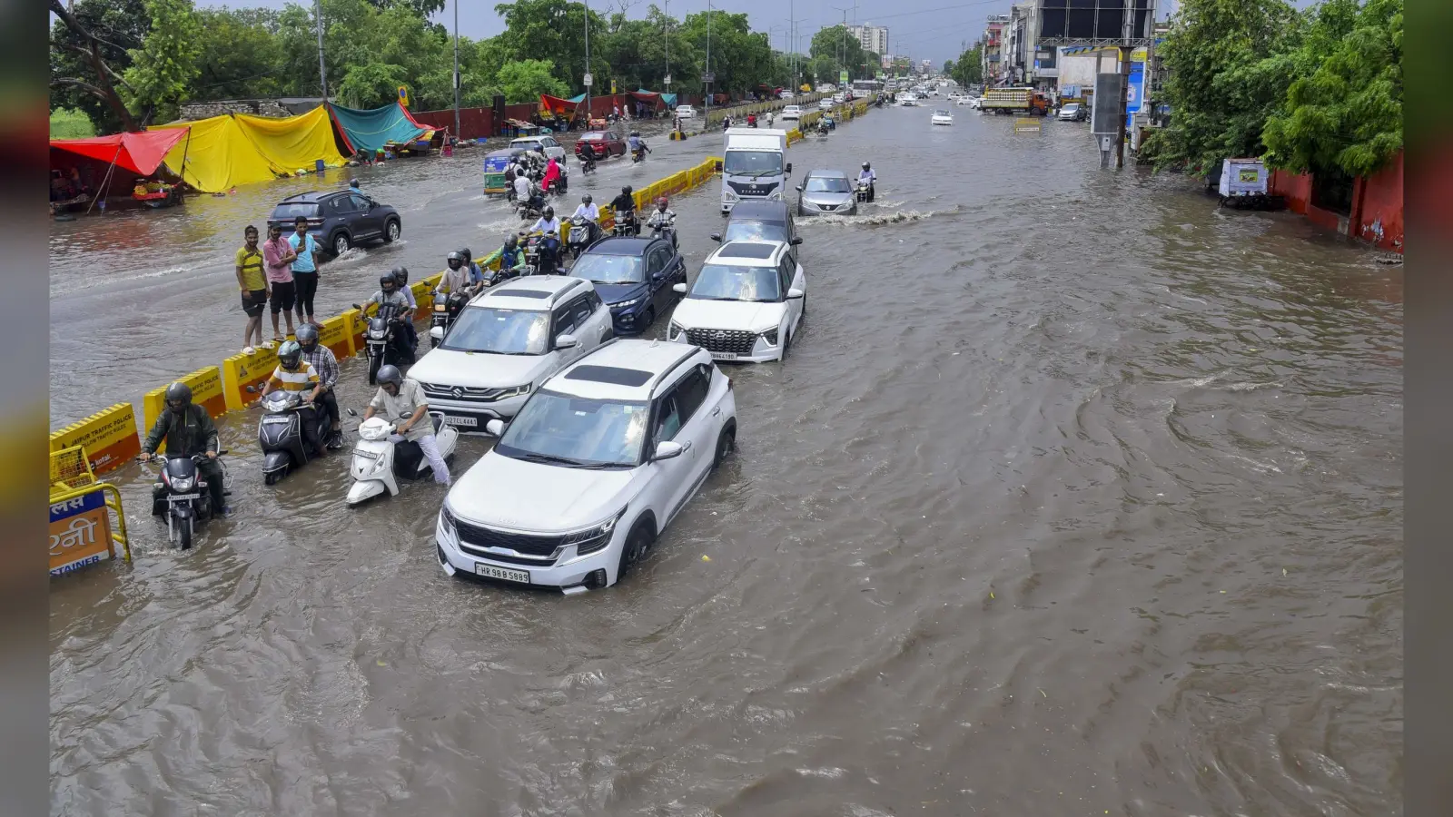 Uttarakhand Rain Alert: उत्तराखंड में आफत की बरसात, भारी बारिश के कारण देहरादून में कल सभी स्कूल बंद