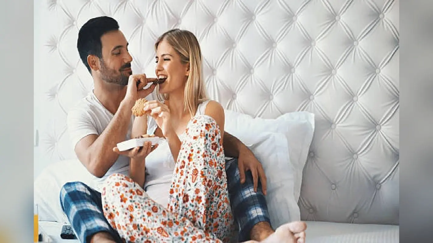 Vastu Tips on Bed: बिस्तर पर न करें ये काम, बीमारी और दरिद्रता से रहेंगे कोसो दूर