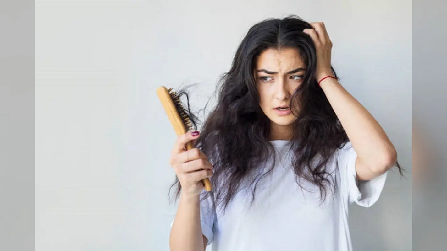 Hair Care Mistakes: बालों की देखभाल के नाम पर कहीं आप भी तो नहीं कर रहे हैं ये गलतियां