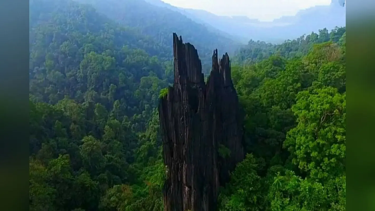 Karnataka Tourism: हिमालय से भी पुरानी है याना की गुफाएं जहां प्राकृतिक रूप से होता है शिवलिंग का जलाभिषेक