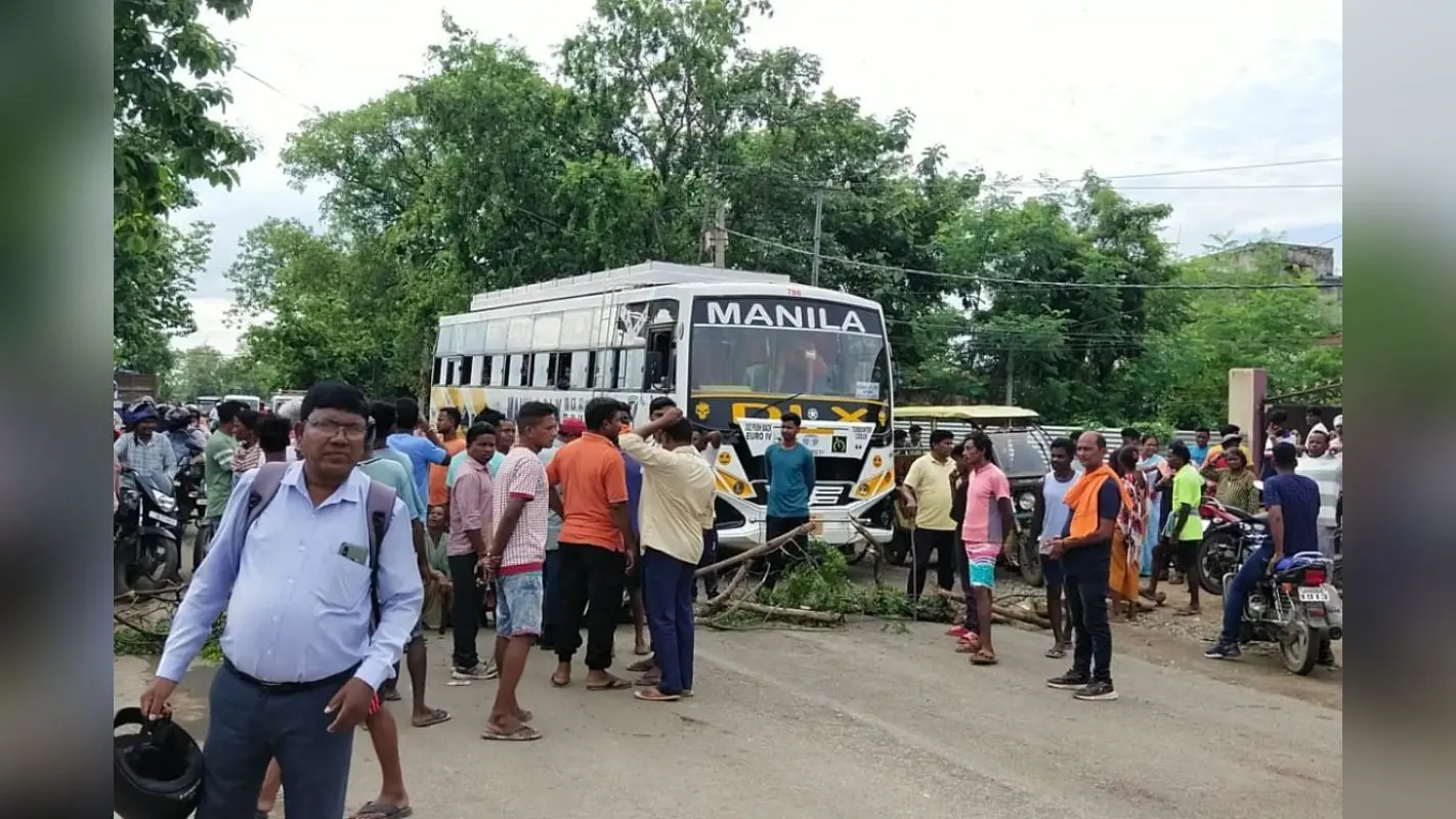 एंबुलेंस की चपेट में आकर बाइक सवार की पश्चिमी सिंहभूम में मौत, मुआवजे को लेकर ग्रामीणों ने की सड़क जाम