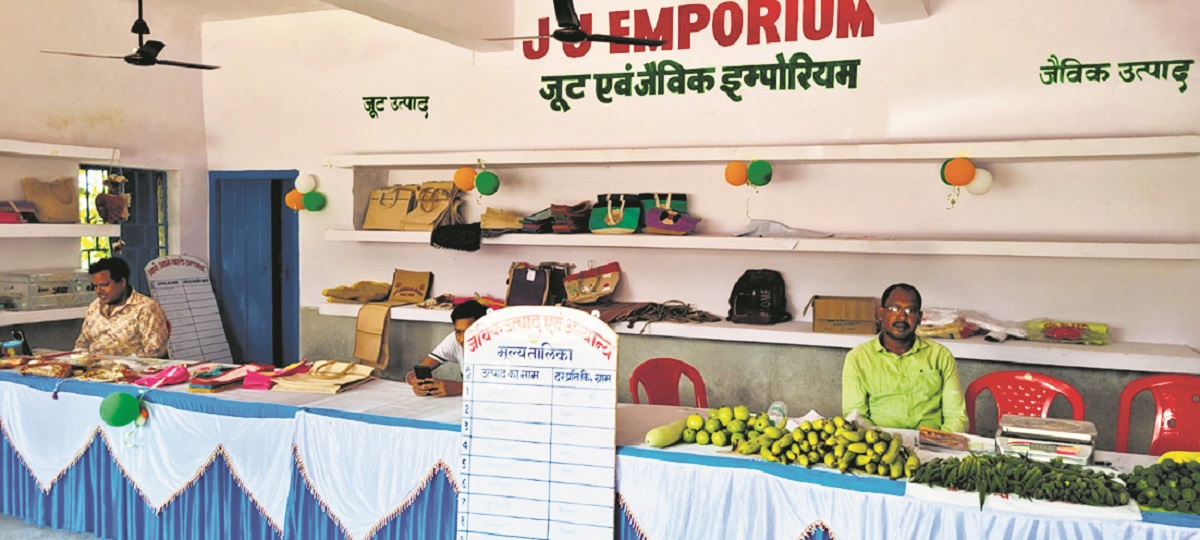 Katihar News : प्रचार के अभाव में जैविक उत्पाद बिक्री केंद्र पर नहीं आ रहे ग्राहक