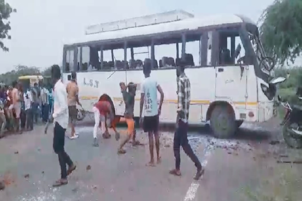 Gaya News: चंदौती में तेज रफ़्तार की बस ने महिला को कुचला, गुस्साए लोगों ने की तोड़फोड़