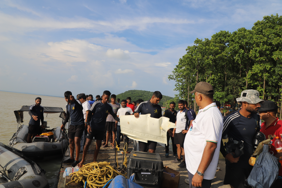 Jamshedpur Plane crash: विमान का मलबा ढूंढने में मिली नौसेना को सफलता, सोमवार को डैम से निकाला जाएगा दुर्घटनाग्रस्त विमान