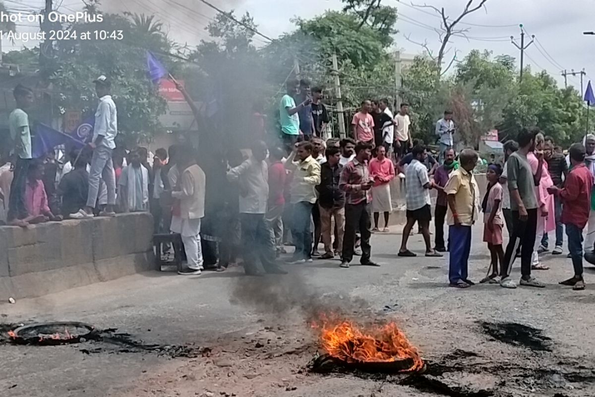 आरक्षण मुद्दे को लेकर पटना में दिखा भारत बंद का असर, फुलवारी शरीफ संपतचक गौरीचक में हाईवे जाम, प्रदर्शन आगजनी एवं तोड़फोड़