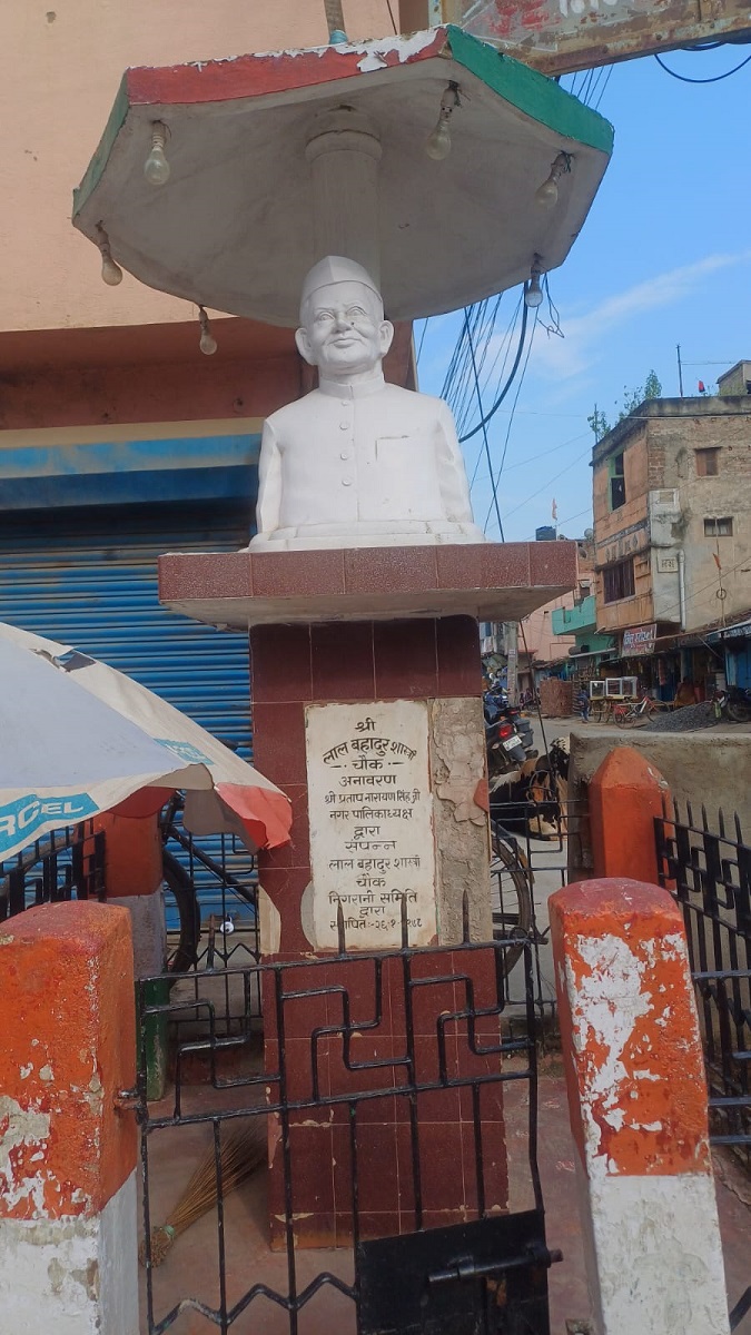 Munger News : मुंगेर में महापुरुषों की प्रतिमा को अतिक्रमण व गंदगी से आजादी की दरकार