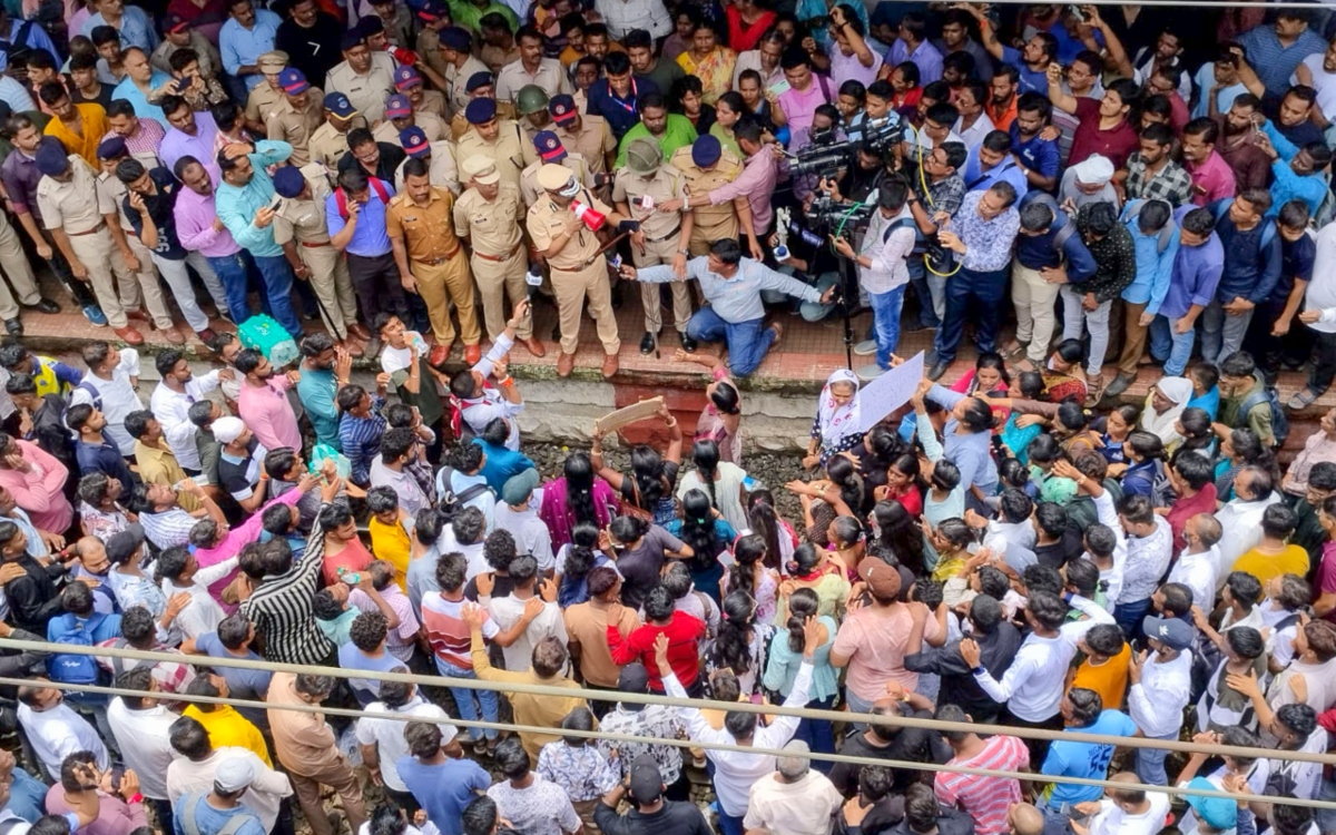 Badlapur Molestation: बदलापुर हैवानियत मामले में तीन पुलिसकर्मी निलंबित, भारी बवाल के बीच SIT गठित
