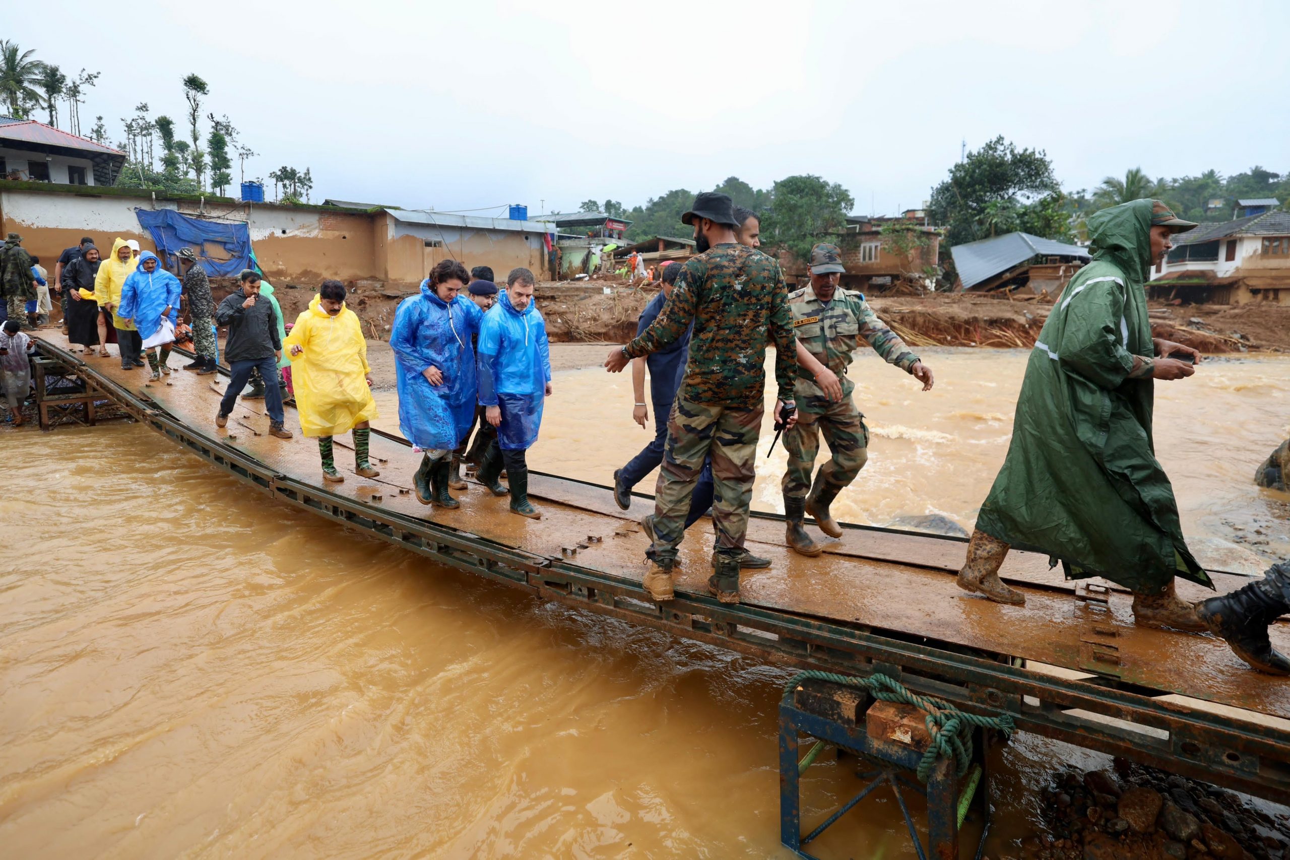 Wayanad Landslide: ग्राउंड जीरो जाकर पीड़ितों से मिले राहुल और प्रियंका गांधी, बताया केरल और देश के लिए भयावह त्रासदी