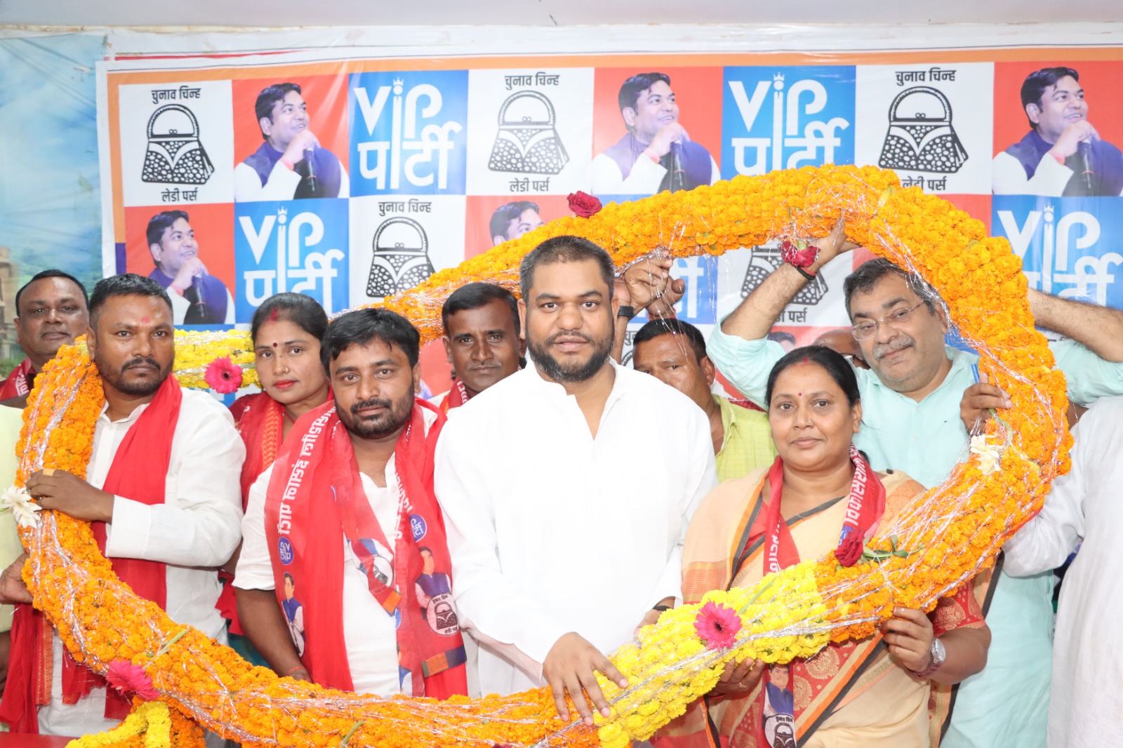Bihar Politics: रोहतास और औरंगाबाद के सैकड़ों नेताओं ने ली वीआईपी की सदस्यता