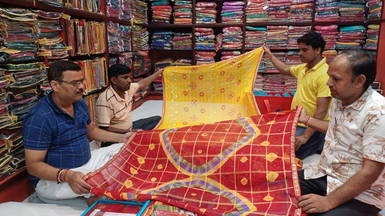 Bihar News: हरियाली तीज को लेकर बाजार में रौनक, महिलाओं की खरीदारी से बाजार गुलजार