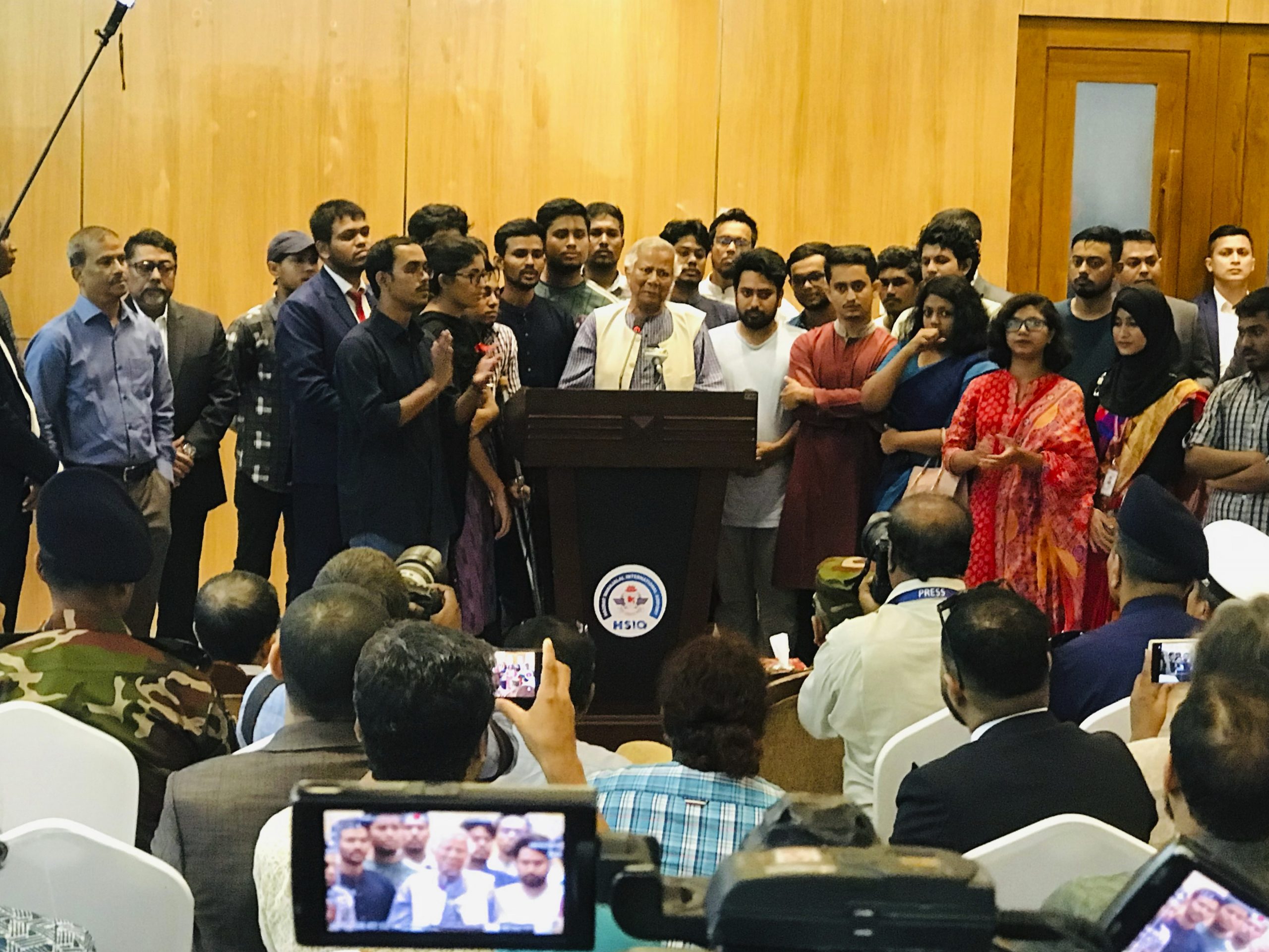 Bangladesh Hindu violence: यूनुस ने तोड़ी चुप्पी, कहा – हिंदुओं पर हो रही हिंसा जघन्य अपराध है, हमें इसे मिलकर रोकना होगा