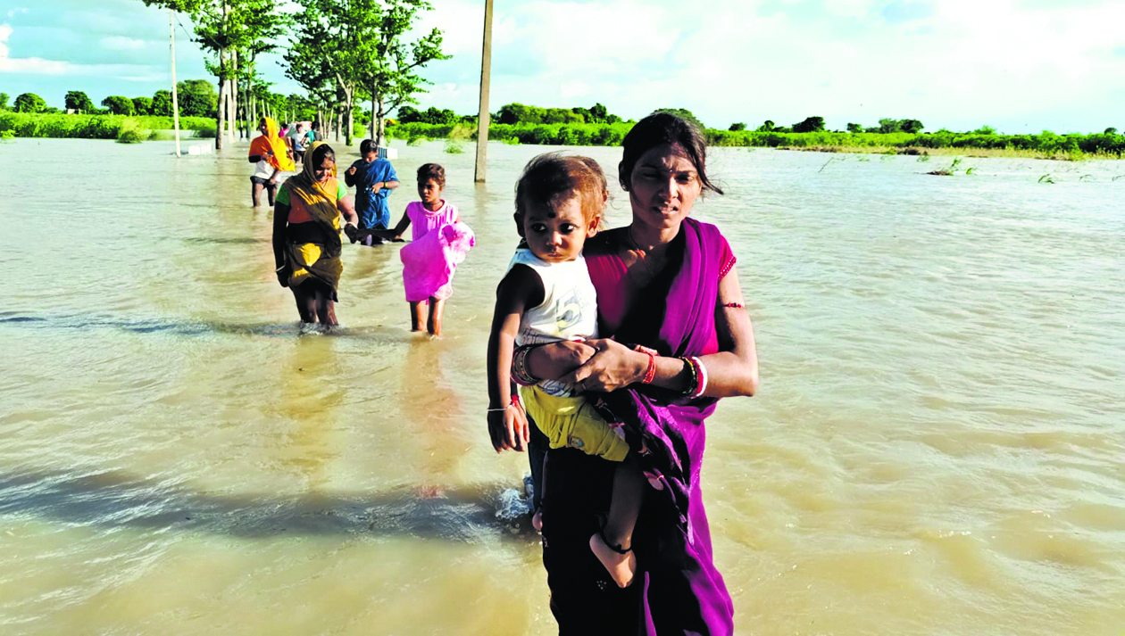 PHOTOS: भागलपुर में रिंग बांध टूटने से उजड़े कई गांव, 1500 परिवार बेघर, देखिए तबाही की तस्वीरें…