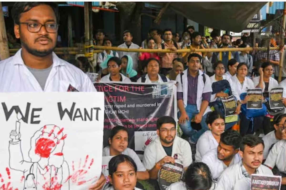 Kolkata Rape Case: स्वास्थ्य मंत्रालय के सामने मरीजों का इलाज करेंगे हड़ताली डॉक्टर, देशभर में प्रदर्शन जारी
