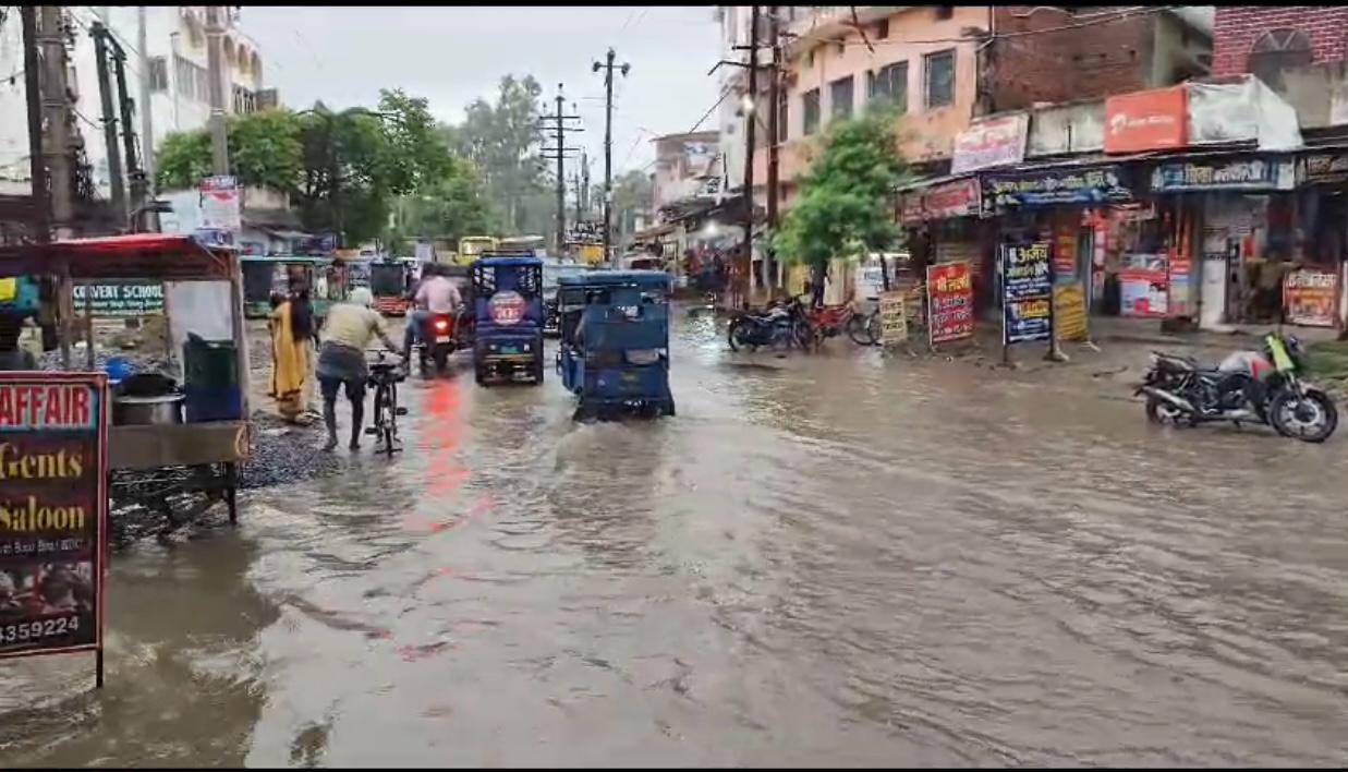 पानी-पानी हुआ बक्सर, डीएम आवास के सामने जल-जमाव