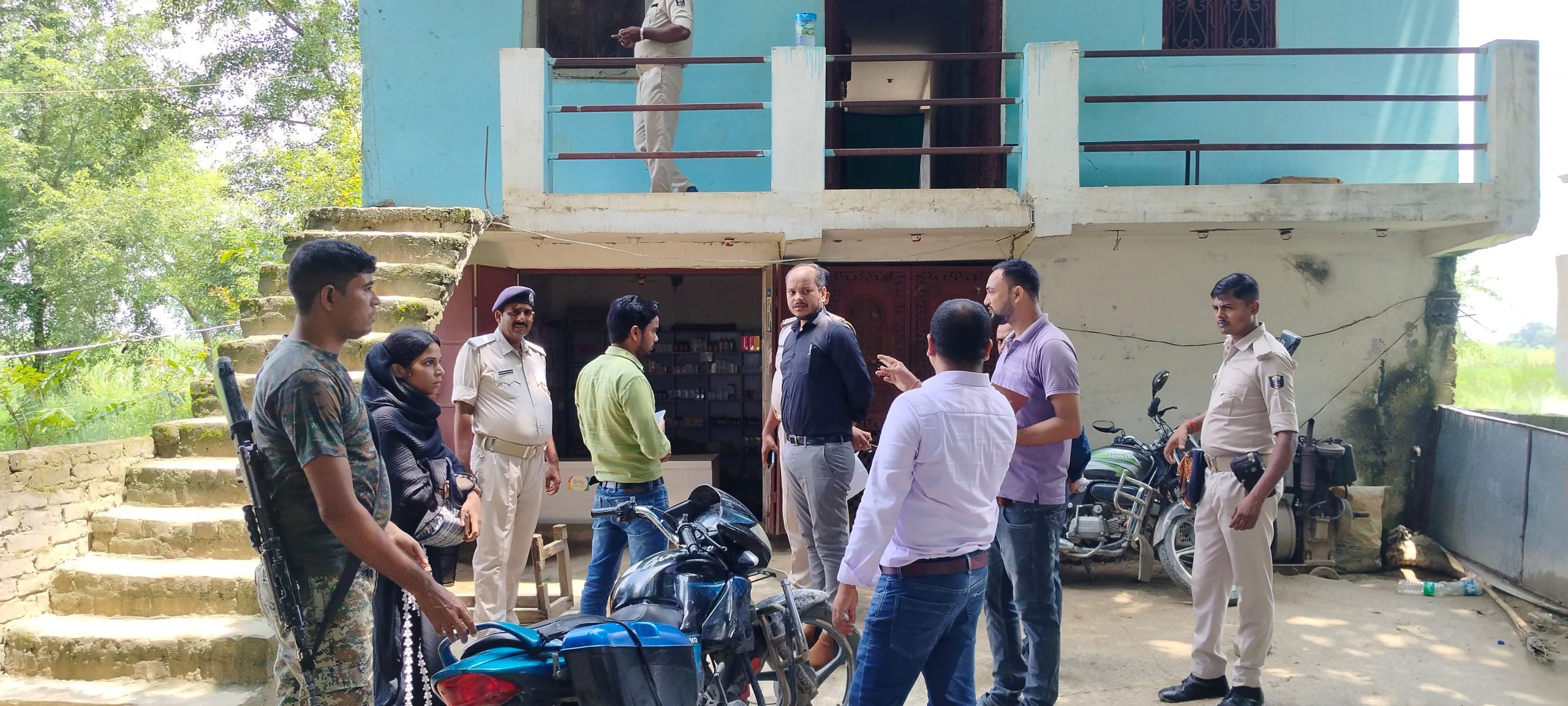 Bihar News: बगहा में झोलाछाप डॉक्टर का नर्सिंग होम सील, दो मरीज भी हुए बरामद