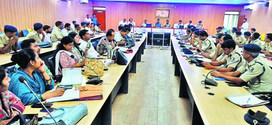 भूमि विवाद के मामलों का निबटारा करने में मुस्तैदी दिखाएं अधिकारी : डीएम