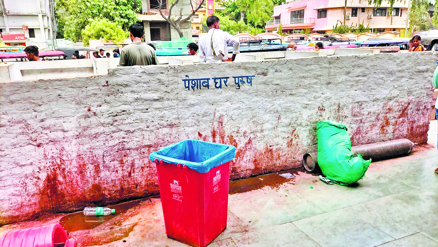 प्लेटफॉर्म पर जहां-तहां फैली गंदगी, बदबू से भी परेशान यात्री
