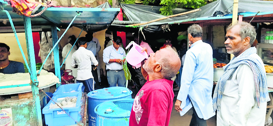 अमृत मित्र की जांच रिपोर्ट में कई मुहल्लों का पानी मिला है गंदा