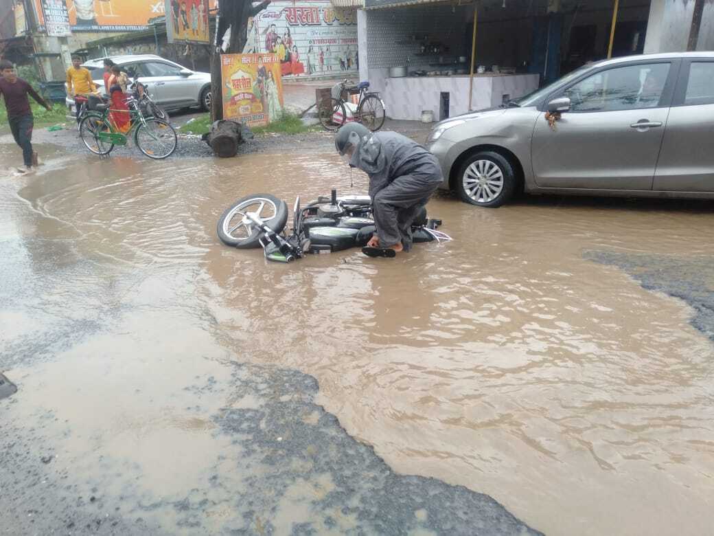 सड़क का निरीक्षण करने पहुंचे अधिकारियों को घेरा