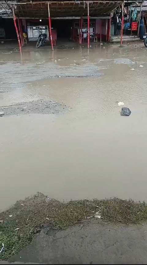 बारिश से झील में तब्दील हुआ हत्ता चौक