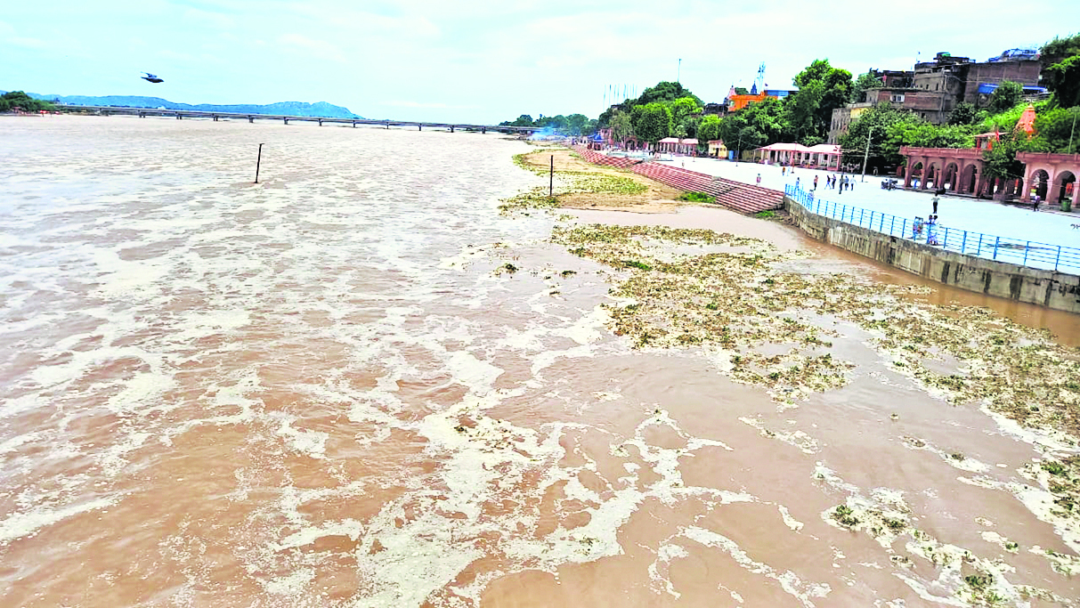लगातार हो रही बारिश के बाद फल्गु लबालब