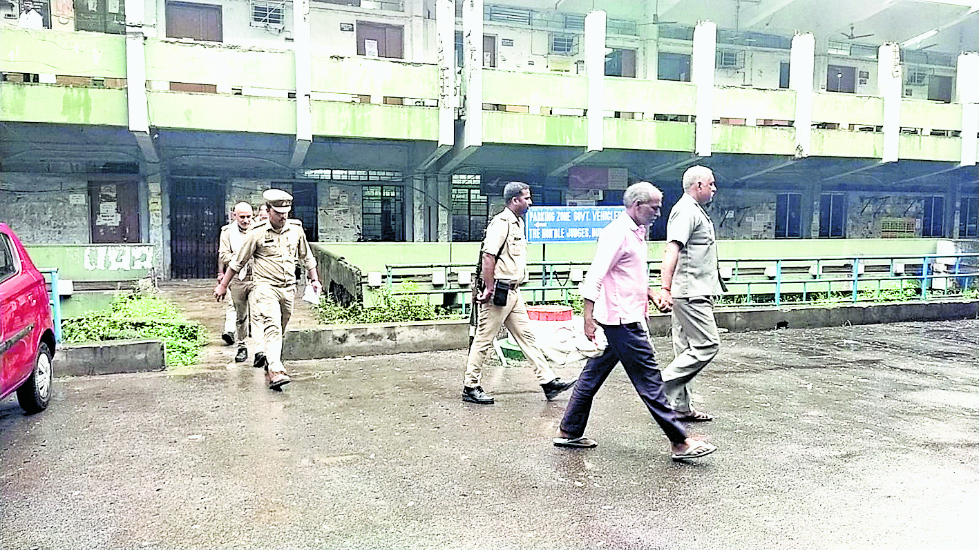 ठगी के केस में लखनऊ जेल का कैदी दुर्गापुर कोर्ट में पेश