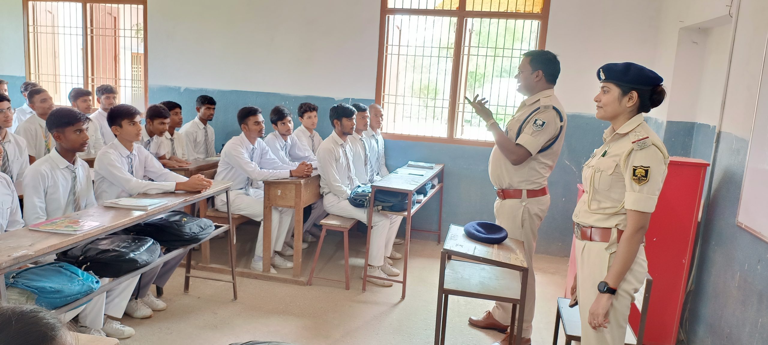 पाठशाला लगाकर बाल अपराध को लेकर छात्रों को दी जानकारी