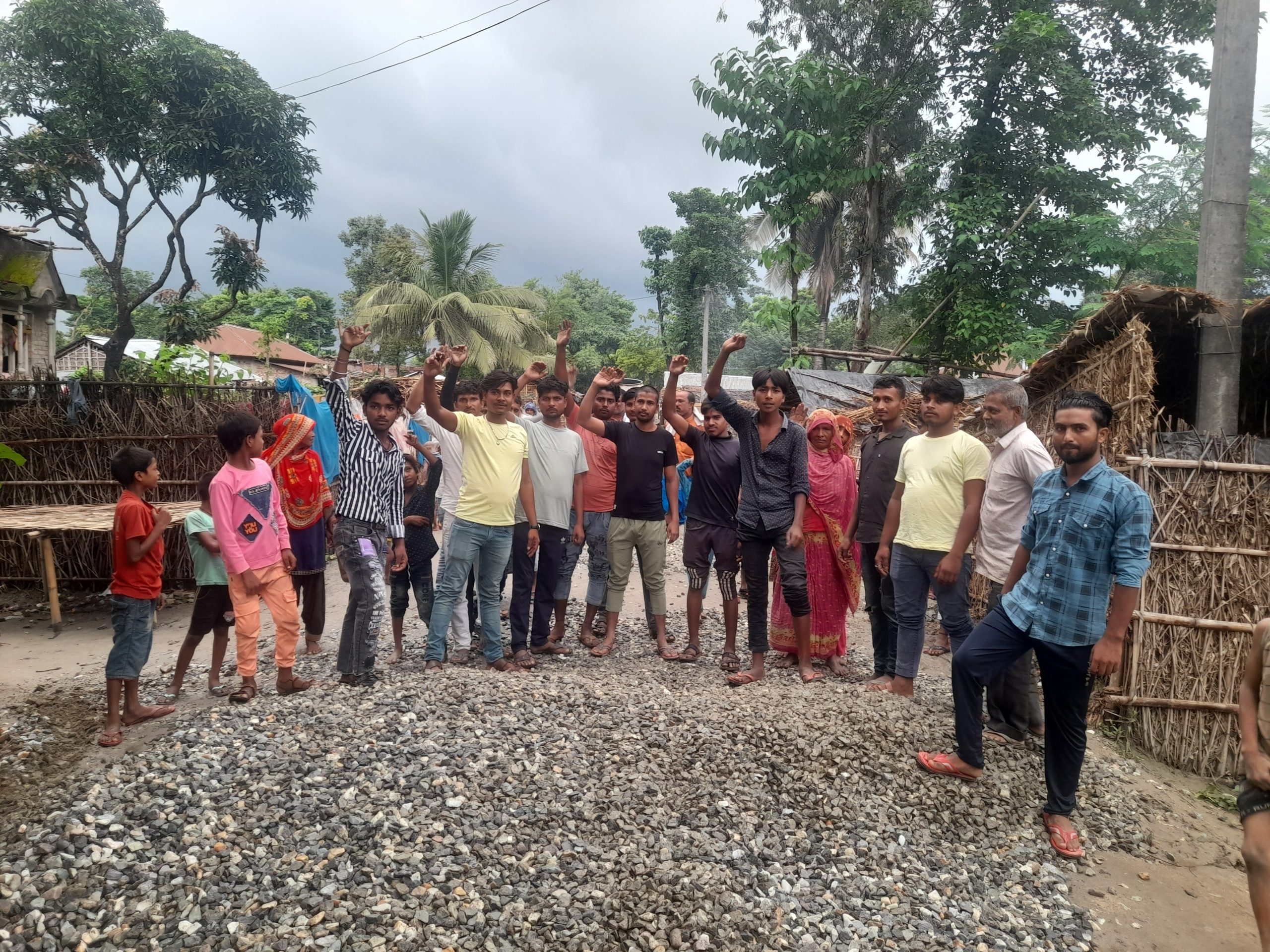 परसागढ़ी उत्तर पंचायत में घटिया सड़क निर्माण कार्य का ग्रामीणों ने किया विरोध, अधिकारियों से की शिकायत
