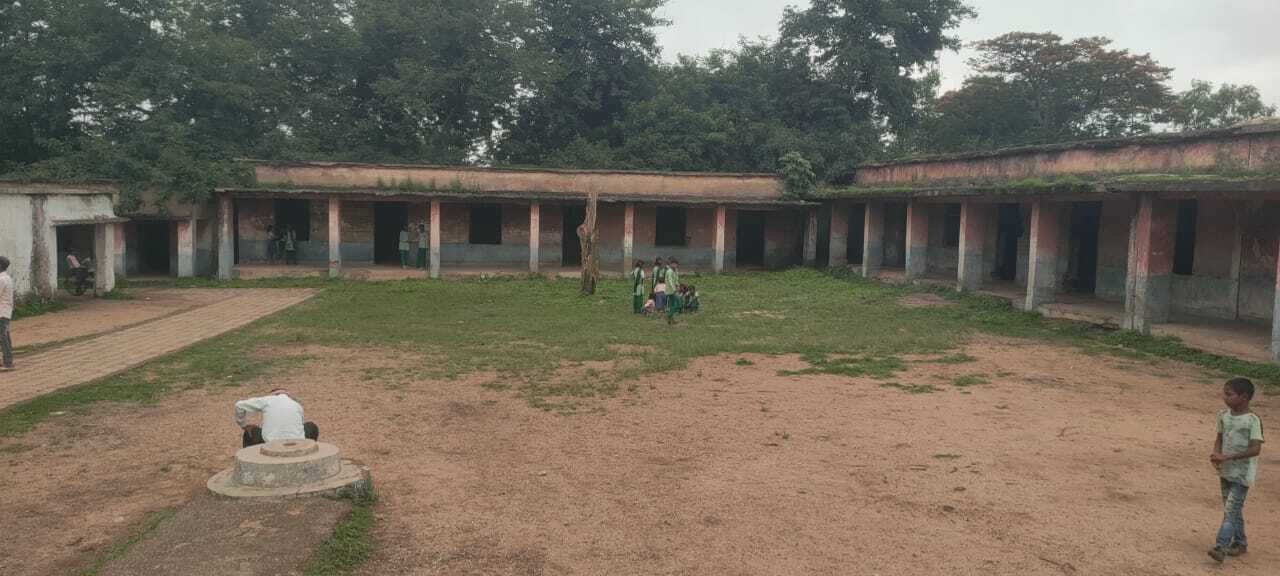 जर्जर भवन में पढ़ाई करने को बच्चे विवश