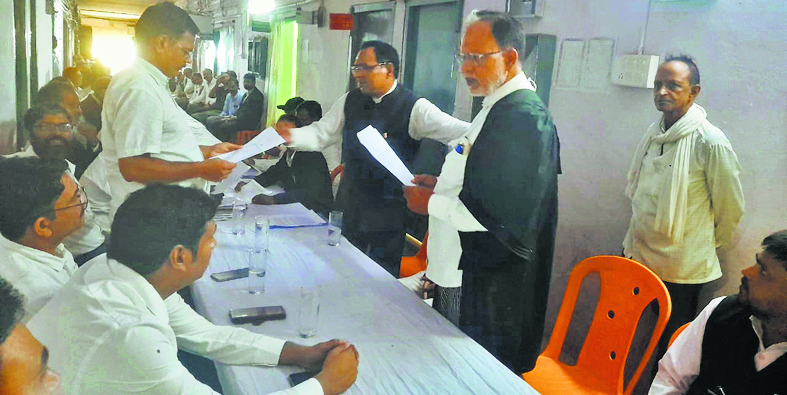 बार के नवनिर्वाचित पदाधिकारियों ने ली शपथ