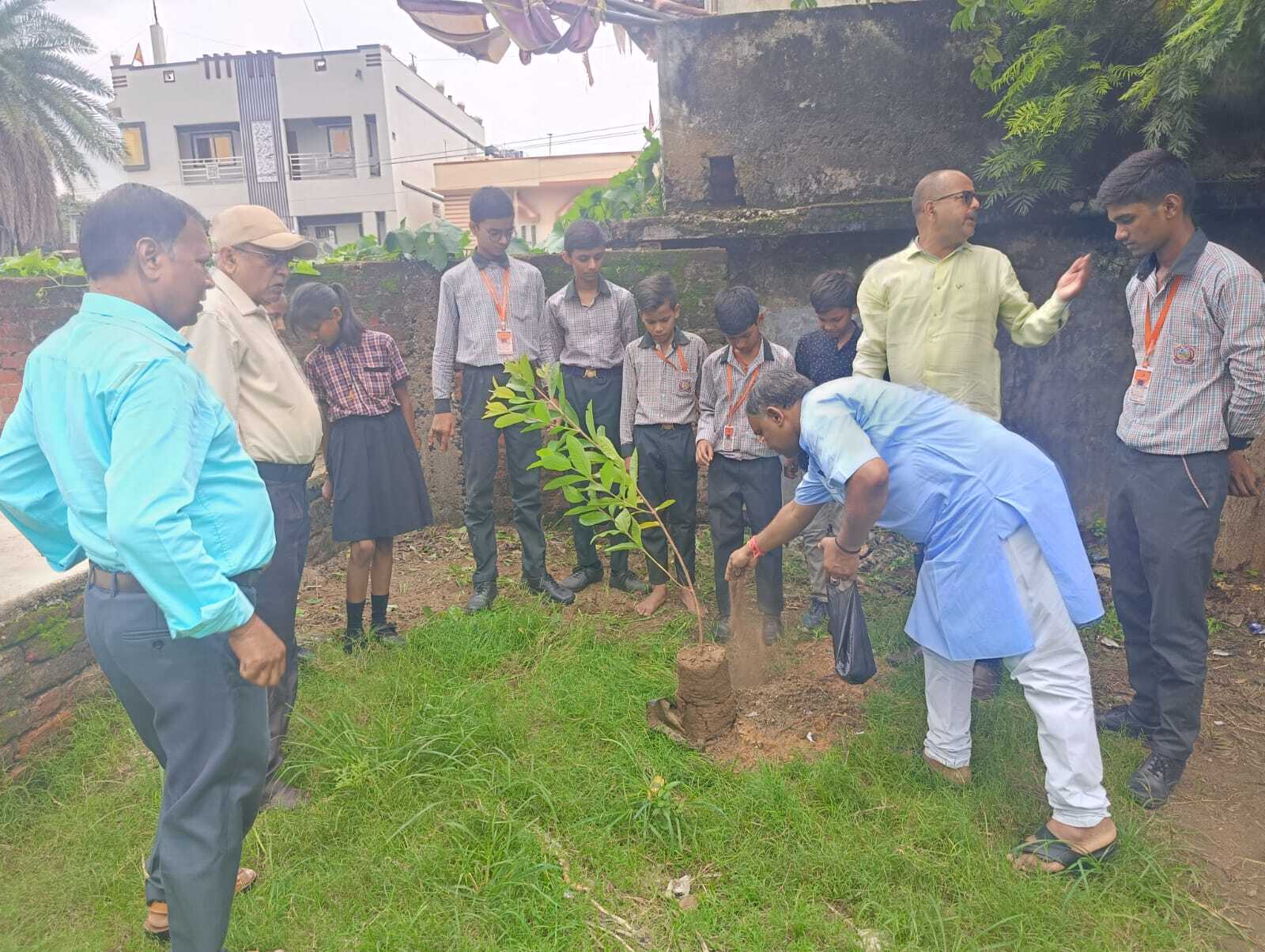 सरस्वती शिशु विद्या मंदिर में पौधरोपण