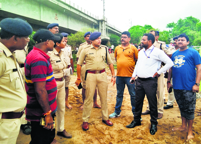 सोन नदी रेलवे पुल के नीचे बोरी में मिले दो शव, फैली सनसनी
