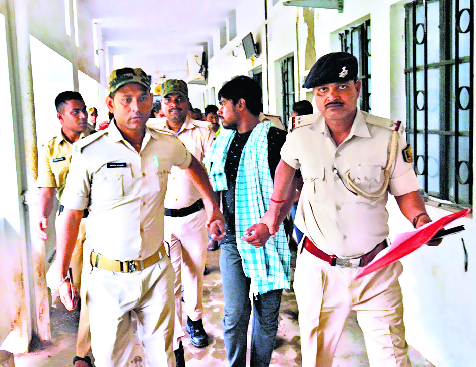 कोर्ट से भाग कर घर पहुंचा बंदी, मां ने वापस लाकर किया पुलिस के हवाले