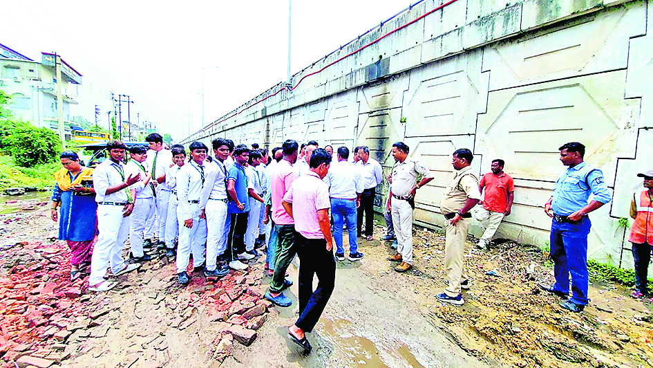 सर्विस रोड निर्माण की मांग पर विद्यार्थियों ने किया पथावरोध