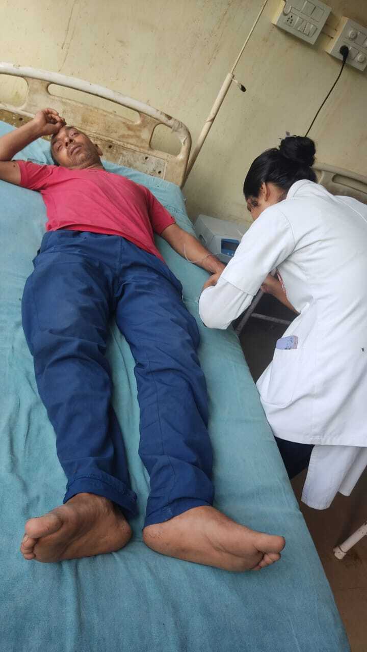 तीन दिन से भूखे-प्यासे बैठे अनुकंपा आश्रितों की बिगड़ी हालत, एक पहुंचा अस्पताल