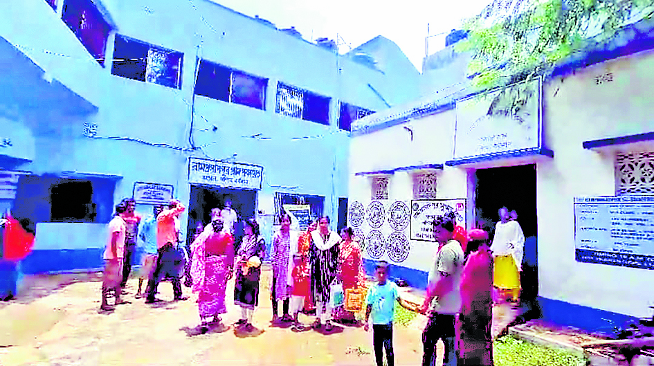 पानी की सप्लाई नही होने से लोगों ने किया प्रदर्शन