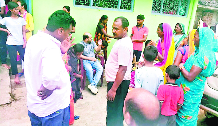Hazaribagh Health News : बरकट्ठा में मुखिया समेत 200 बीमार, एक की हुई मौत