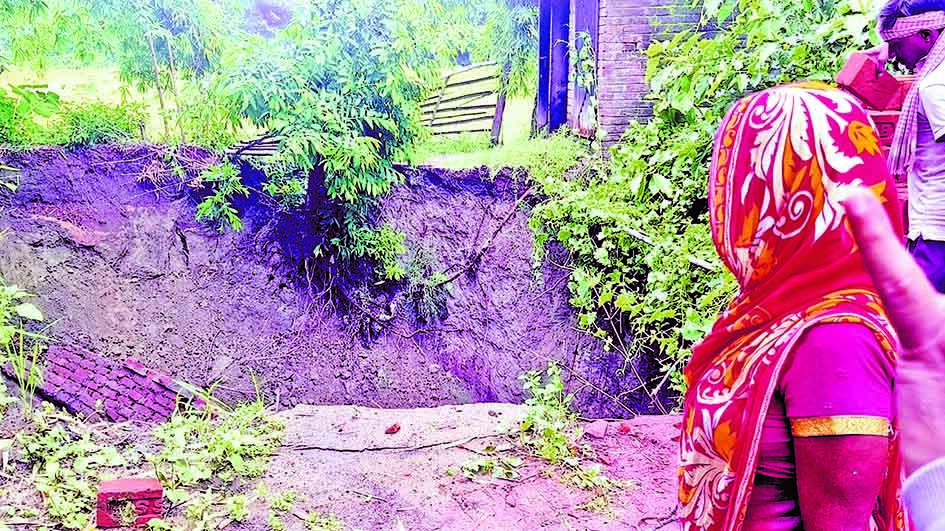 पीड़ित परिवार को पहुंचाया सुरक्षित जगह, प्रदर्शन