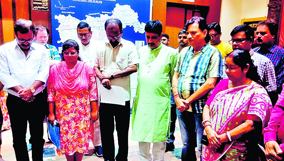 पूर्व मुख्यमंत्री बुद्धदेव भट्टाचार्य को श्रद्धांजलि दी