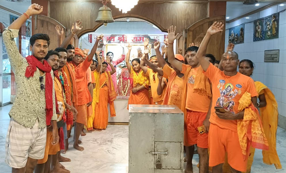 केसरिया से रंग गया है गुलाबबाग जीरोमाइल का इलाका