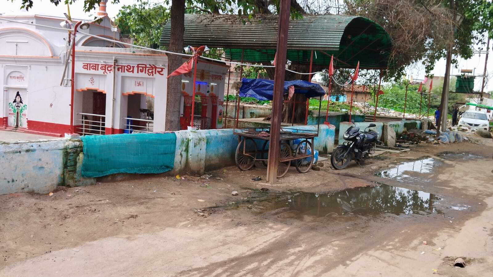 गंदे पानी के बीच भोलेनाथ के दरबार जाते हैं शिवभक्त