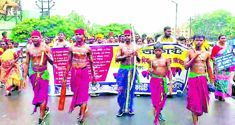 आदिवासी दिवस पर जनजातीय समुदाय ने दिखायी ताकत