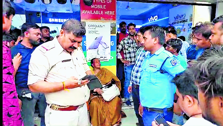 नातिन संग वृद्धा को घेर बच्चा चोर कहने लगी भीड़, समय रहते पुलिस ने बचाया