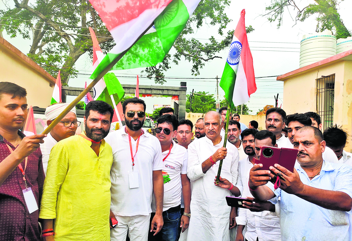 गांधी इंटर उच्च विद्यालय से निकाली गयी तिरंगा यात्रा