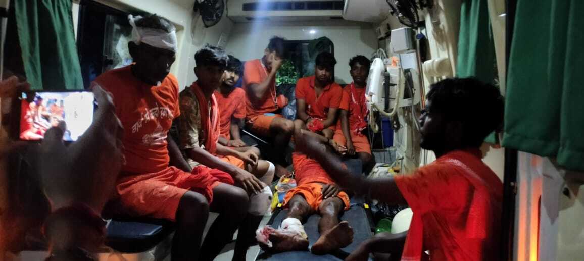 बक्सर से गंगाजल लेकर जा रहे तीन कांवरियों को ऑटो ने कुचला, हालत गंभीर