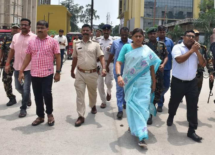 दुष्कर्म पीड़ित महिला से मिलीं मंत्री लेशी सिंह, दिलाया इंसाफ का भरोसा