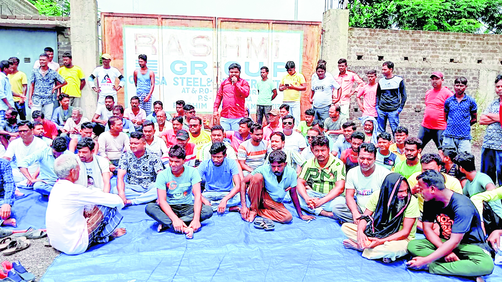 कारखाने के सामने नौकरी की मांग पर लोगों ने किया प्रदर्शन