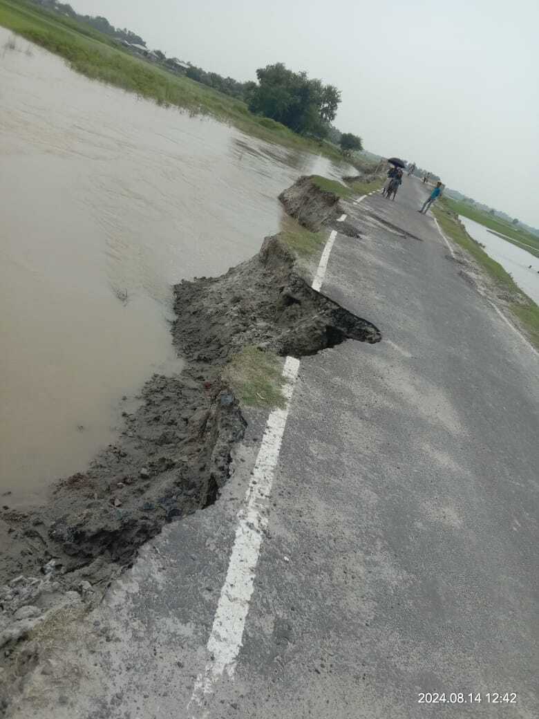 रसलपुर से महुआ चाही जाने वाली मुख्यमंत्री ग्राम सड़क के निकट पहुंचा कोसी का कटाव