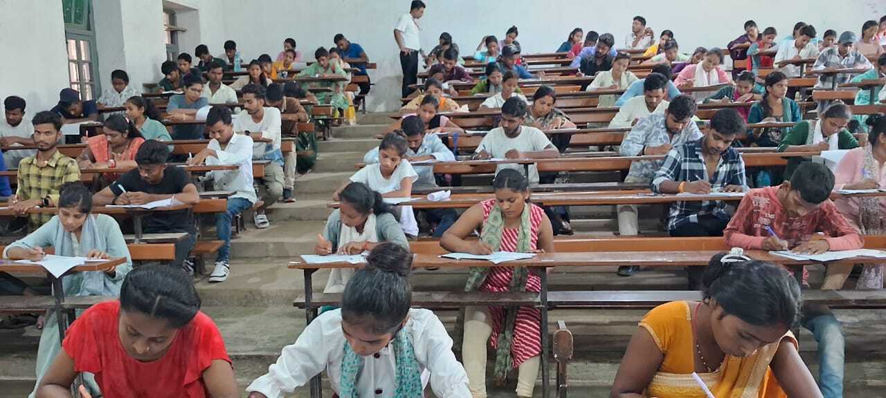 स्नातक सेमेस्टर-2 परीक्षा के पहले दिन कदाचार के आरोप में तीन परीक्षार्थी निष्कासित