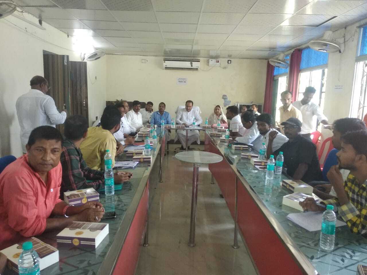 प्रखंड स्तरीय समीक्षा बैठक में नाराज विधायक ने अंचल कार्यालय के मनमाने रवैये से डीसीएलआर को कराया अवगत
